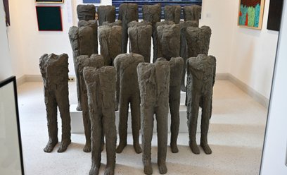 Konstrukcja "Bambini" autorstwa Magdaleny Abakanowicz zaprezentowana na wystawie przedaukcyjnej w Do