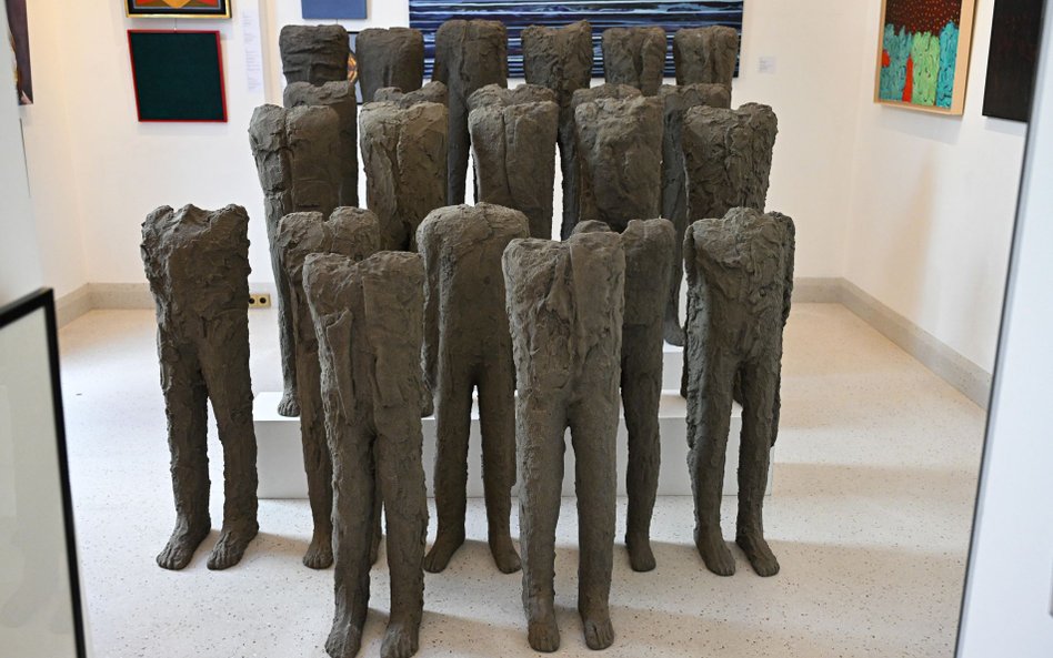 Konstrukcja "Bambini" autorstwa Magdaleny Abakanowicz zaprezentowana na wystawie przedaukcyjnej w Do