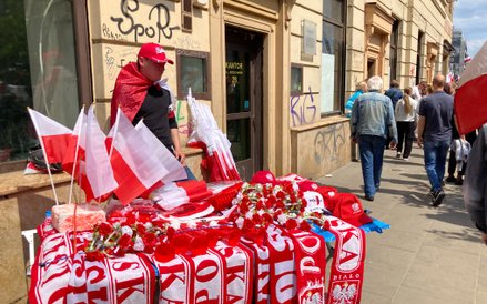 Na trasach marszu powstały stoiska z biało-czerwonymi gadżetami