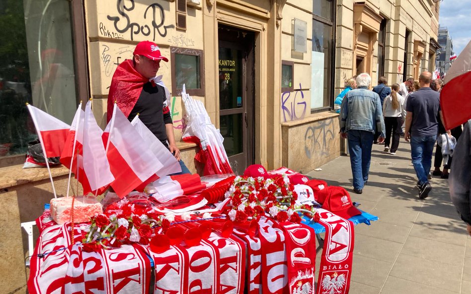 Na trasach marszu powstały stoiska z biało-czerwonymi gadżetami