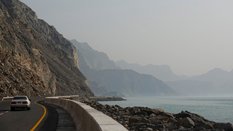 Cieśnina Ormuz widziana z brzegu muhafazatu Musandam, półeksklawy Omanu