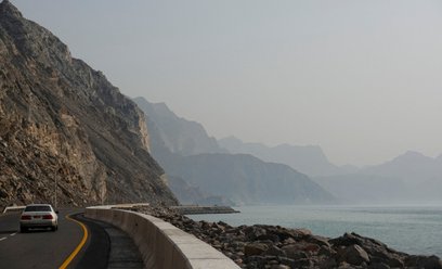 Cieśnina Ormuz widziana z brzegu muhafazatu Musandam, półeksklawy Omanu