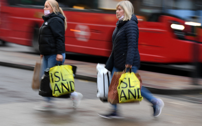Brytyjskie sieci handlowe: Nie naszym zadaniem jest wymuszanie noszenia masek w sklepach