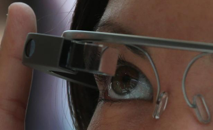 Nad prawym okiem użytkownika Google Glass umieszczono ekran wyświetlający informacje