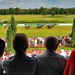 Na torze wyścigów konnych panowała atmosfera pikniku