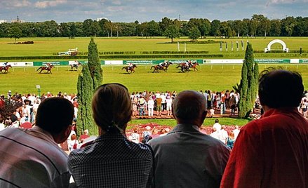 Na torze wyścigów konnych panowała atmosfera pikniku