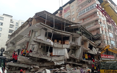 Akcja ratunkowa w uszkodzonym w wyniku trzęsienia ziemi budynku w mieście Diyarbakir w południowo-ws