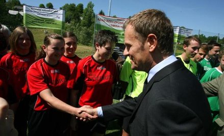 Donald Tusk otworzył boisko w Izdebkach