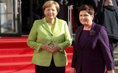 Kanclerz Niemiec Angela Merkel (L) powitała premier Beatę Szydło (P) przybyłą do Hanoweru