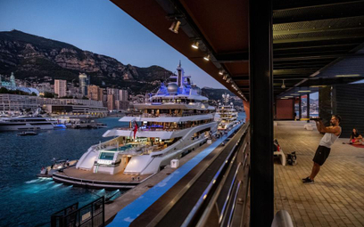 Super Luksusowy jacht w Port Hercule w Monako