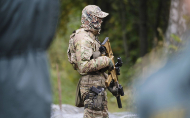 Żołnierz Łotewskich Narodowych Sił Zbrojnych patrolujący granicę z Białorusią, 28 września br.