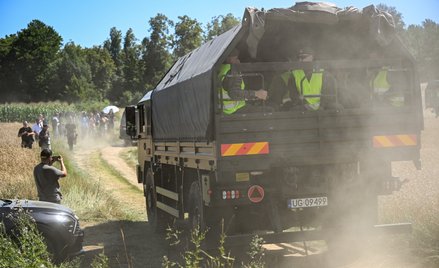 Wojsko w miejscu upadku rakiety w okolicach miejscowości Tarnawa-Kolonia
