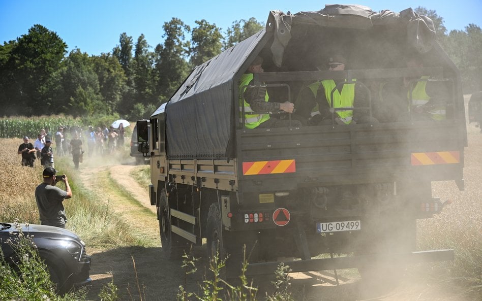 Wojsko w miejscu upadku rakiety w okolicach miejscowości Tarnawa-Kolonia