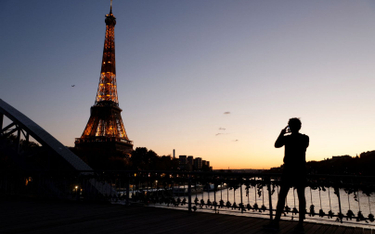 Koronawirus we Francji: W Paryżu będzie więcej obostrzeń. Bo ludzie się spotykają