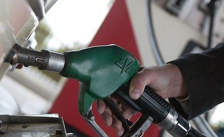 Benzyna jeszcze tanieje