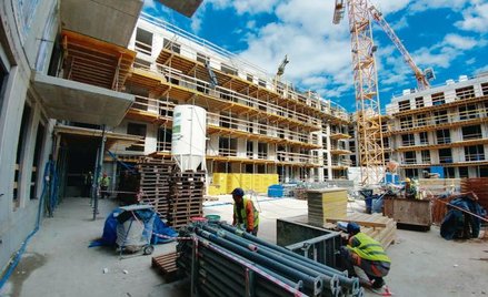 Drożeją grunty, materiały, usługi, w górę idą płace. Firmy muszą się wspierać pracownikami z Ukrainy