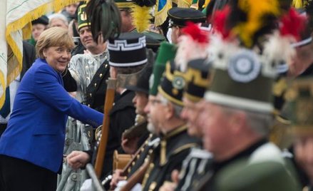 Angela Merkel w czasie oficjalnego powitania w Dreźnie we wtorek na uroczystościach 26. rocznicy zje