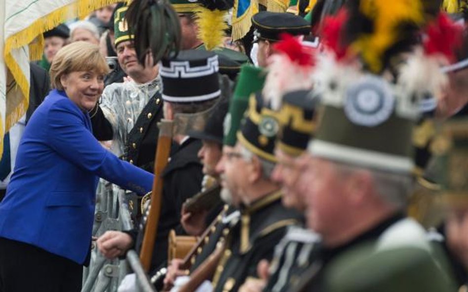 Angela Merkel w czasie oficjalnego powitania w Dreźnie we wtorek na uroczystościach 26. rocznicy zje