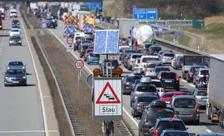 W weekendy  oraz dni świąteczne podróżujących autostradą A8 na południe od Monachium w kierunku Salz