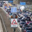 W weekendy  oraz dni świąteczne podróżujących autostradą A8 na południe od Monachium w kierunku Salz