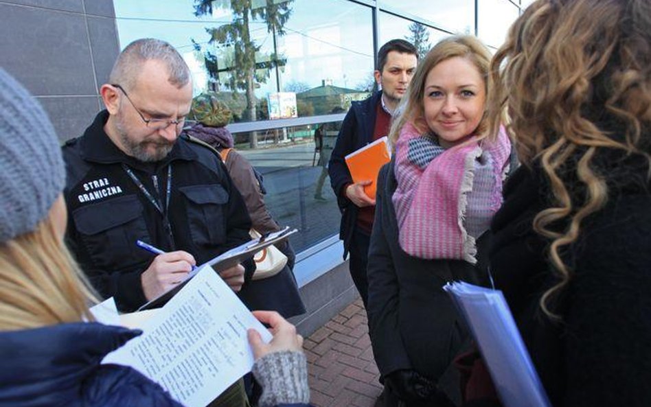 W imieniu Czeczenów adwokaci wręczyli wnioski funkcjonariuszom Straży Granicznej w Terespolu