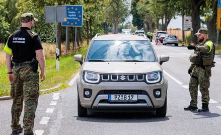 Patrol Straży Granicznej na polsko-niemieckim przejściu granicznym Rosówek-Rosow.