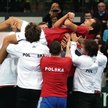 Jerzy Janowicz na ramionach kolegów. Mają mu za co dziękować – zdobył decydujący punkt