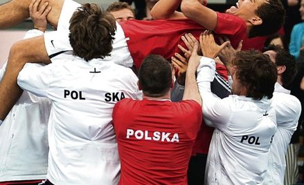 Jerzy Janowicz na ramionach kolegów. Mają mu za co dziękować – zdobył decydujący punkt