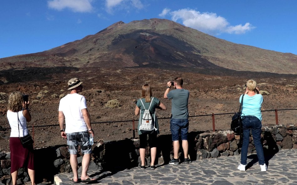 Przystanek po drodze na Teide z widokiem na Pico Viejo (3134 metrów)