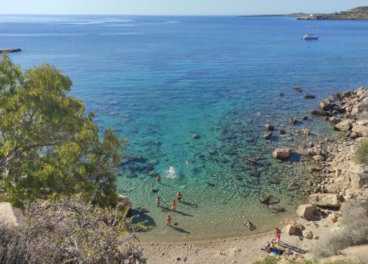 Niewielka zatoczka nieopodal plaży Konnos świetnie nadaje się do kąpieli