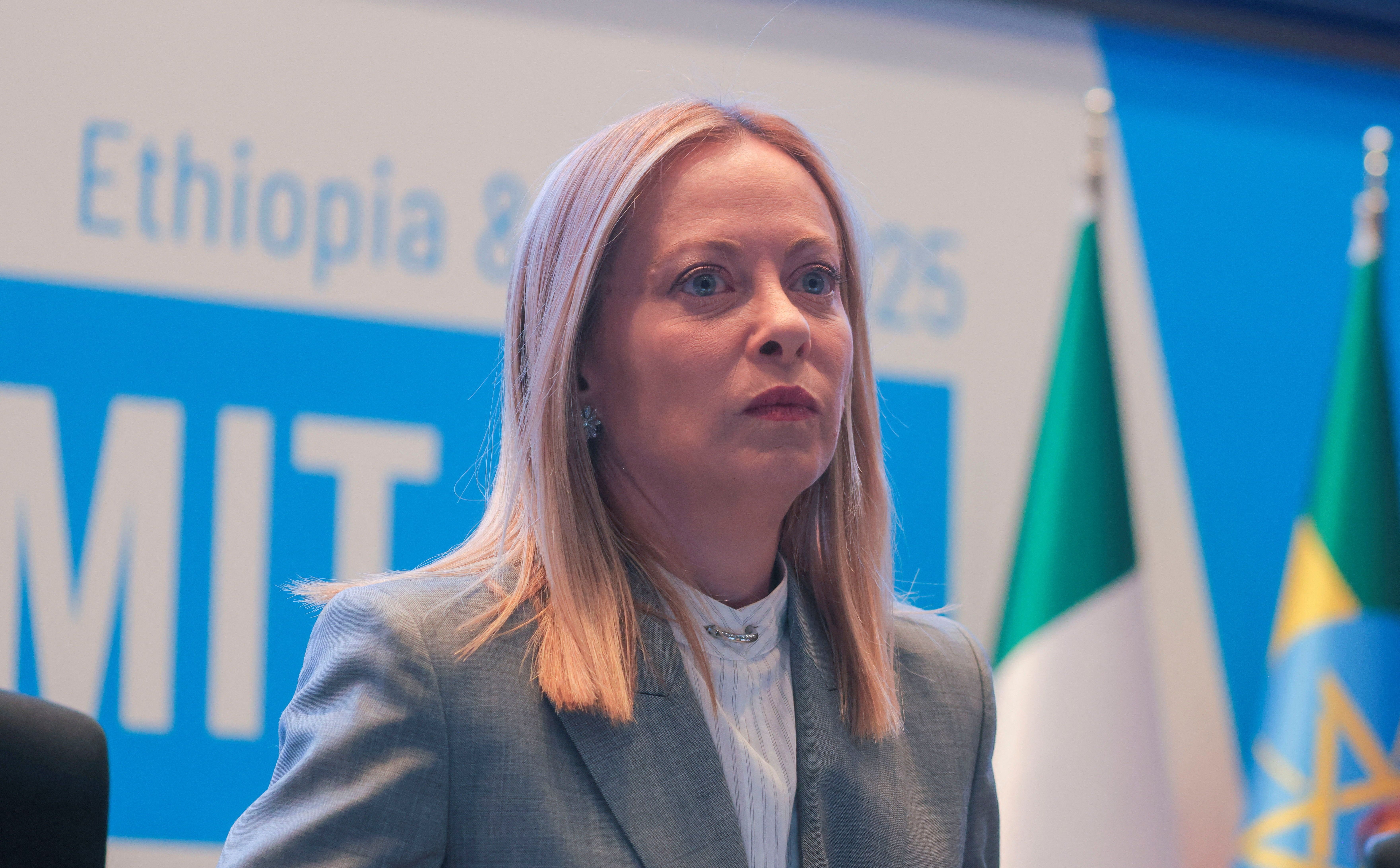 TSUE uderza w plan Giorgii Meloni, by odsyłać imigrantów do Albanii