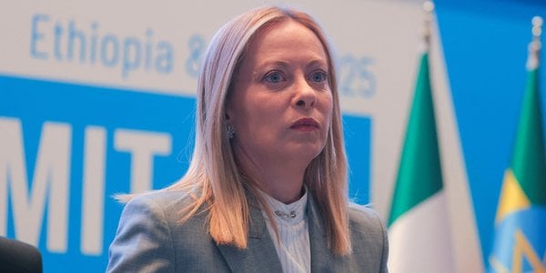 TSUE uderza w plan Giorgii Meloni, by odsyłać imigrantów do Albanii