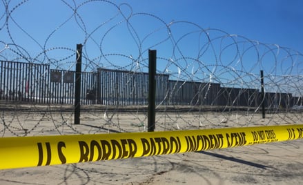 Granica między USA a Meksykiem jest coraz lepiej strzeżona, ale nielegalni imigranci wciąż ją forsuj