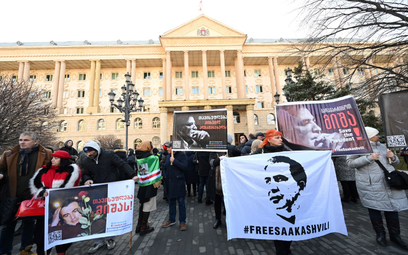 14 grudnia br., demonstracja zwolenników Saakaszwilego przed sądem w Tbilisi