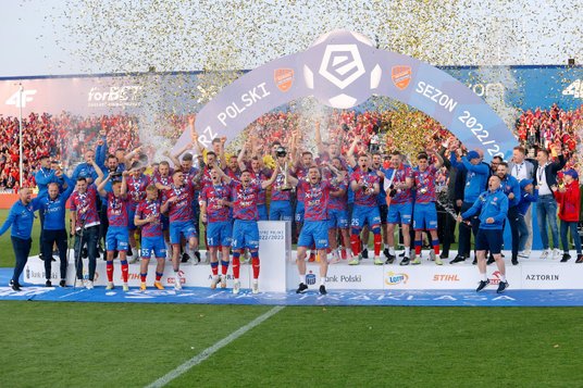 Raków Częstochowa świętuje mistrzostwo. Miniony sezon zakończył z 9 punktami przewagi nad Legią Wars