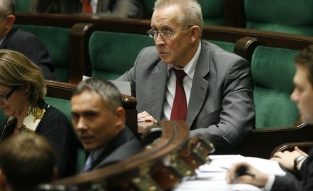 Andrzej Czuma na posiedzeniu Sejmu. Przed nim Sebastian Karpiniuk