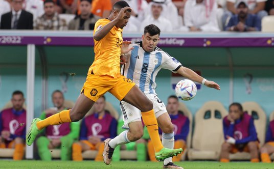 Denzel Dumfries był bohaterem meczu z USA. W meczu z Argentyną zszedł z boiska z czerwoną kartką