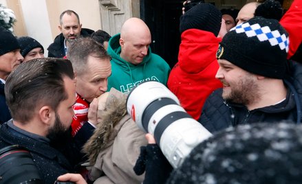 Karol Nawrocki z uczestnikami XVII Patriotycznej Pielgrzymki Kibiców na Jasną Górę w Częstochowie