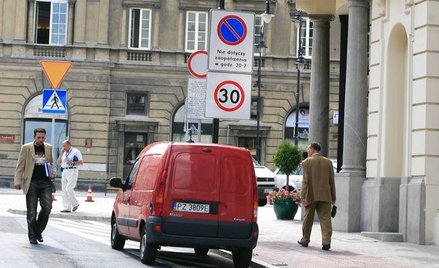 Pod znakiem zakazu zatrzymywania lub postoju można umieścić tabliczkę informacyjną, że zakaz nie dot