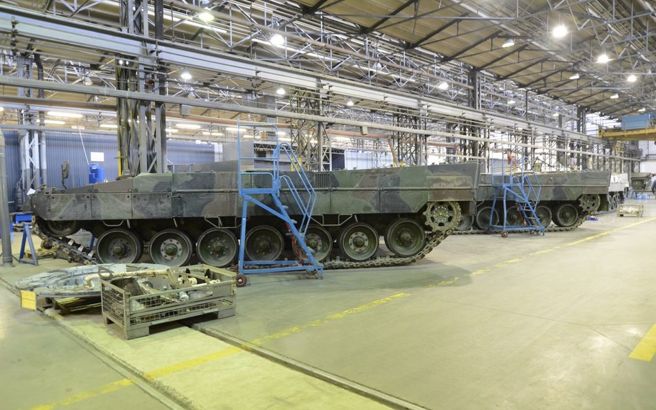 Obsługa czołgów Leopard 2A5 w Wojskowych Zakładach Motoryzacyjnych w Poznaniu. Fot./Andrzej Kiński.