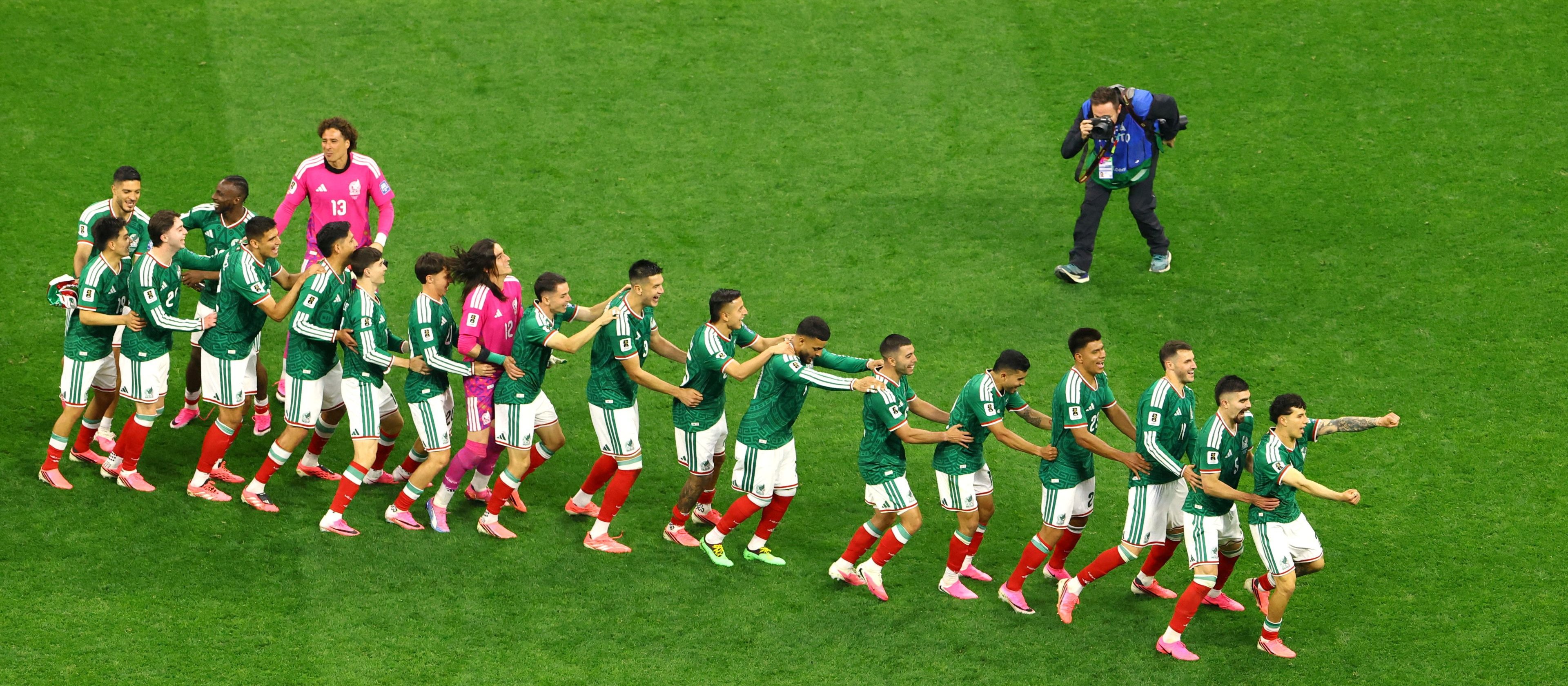 Najpierw burza, potem szturm Meksyku. Współgospodarze mundialu przełamali klątwę