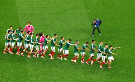 Piłkarze Meksyku cieszą się z awansu do 1/8 finału mundialu