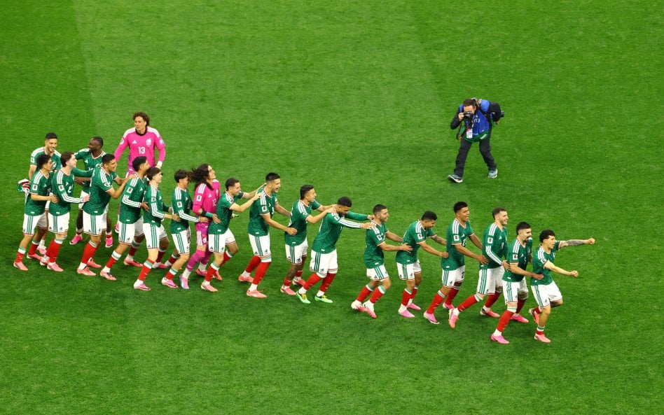 Piłkarze Meksyku cieszą się z awansu do 1/8 finału mundialu