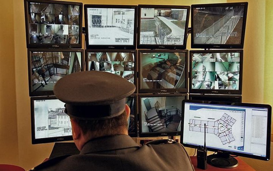 W więzieniach cele, w których przebywają chronieni skazani, są monitorowane przez całą dobę