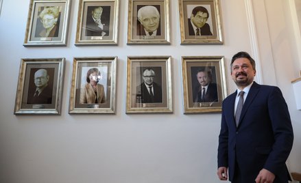 Rzecznik praw obywatelskich Marcin Wiącek powiesił swój protret w siedzibie Biura Rzecznika Praw Oby