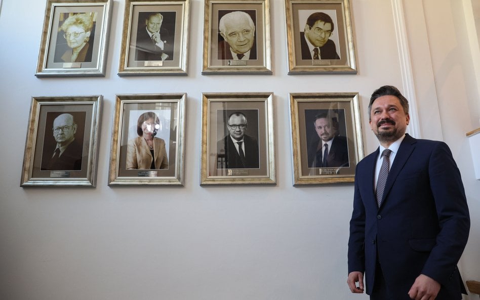 Rzecznik praw obywatelskich Marcin Wiącek powiesił swój protret w siedzibie Biura Rzecznika Praw Oby