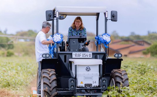 Elektryczny traktor testowany jest w Gashora w Rwandzie.