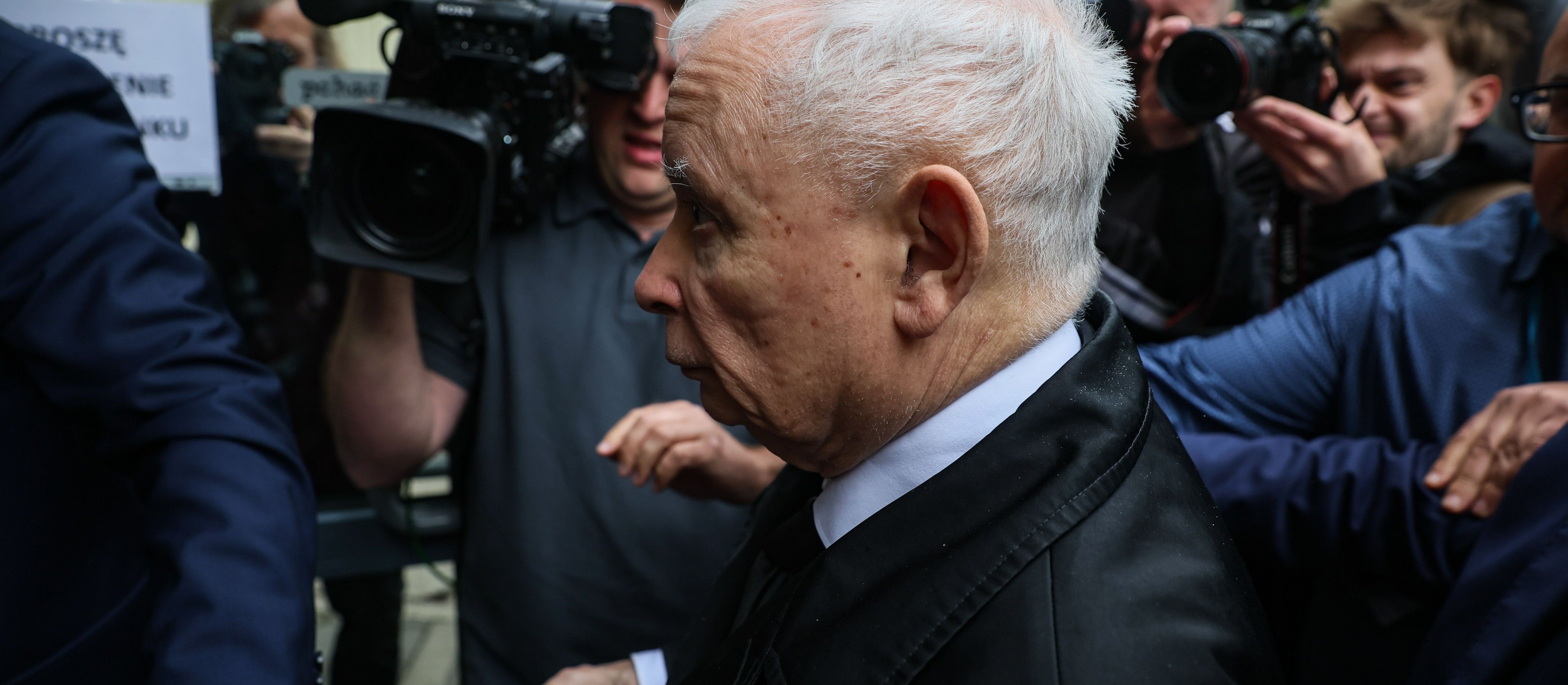 Jarosław Kaczyński na przesłuchaniu w prokuraturze. Chodzi o „dwie wieże” i spółkę Srebrna