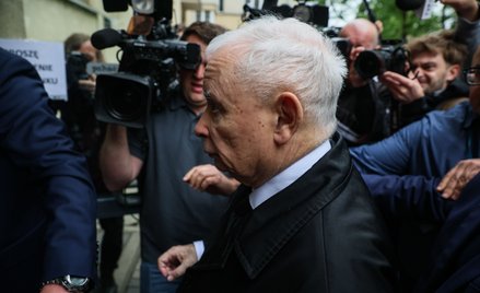 Prezes Prawa i Sprawiedliwości Jarosław Kaczyński (C) w drodze na przesłuchanie w siedzibie Prokurat