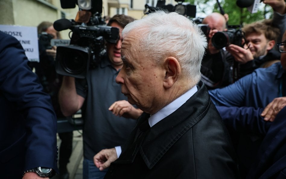 Prezes Prawa i Sprawiedliwości Jarosław Kaczyński (C) w drodze na przesłuchanie w siedzibie Prokurat
